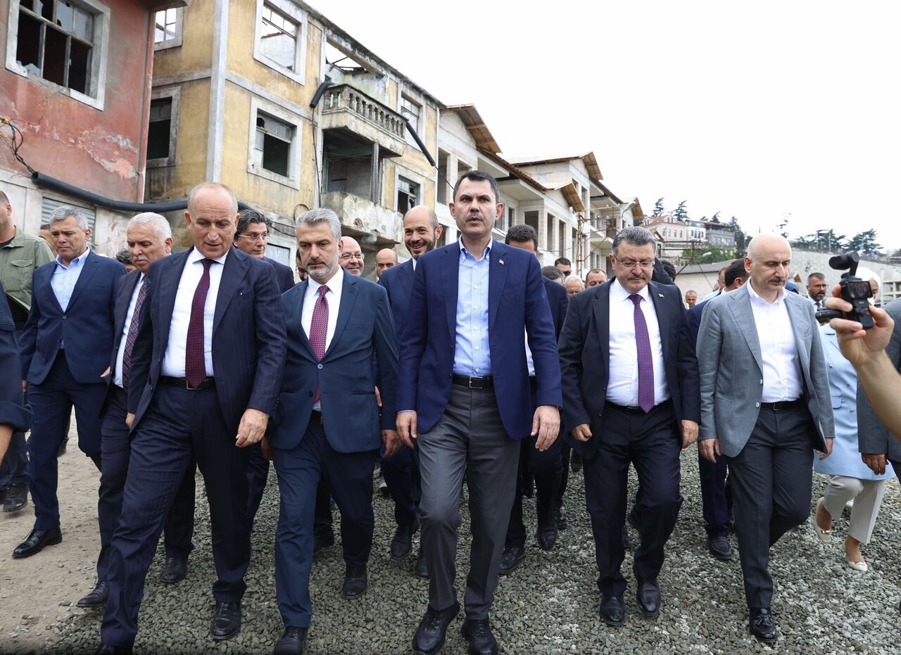 Bakan Kurum Trabzon’da Kahramanmaraş Caddesi’nde Deprem Bölgesi Teşekkürü Aldı (1)