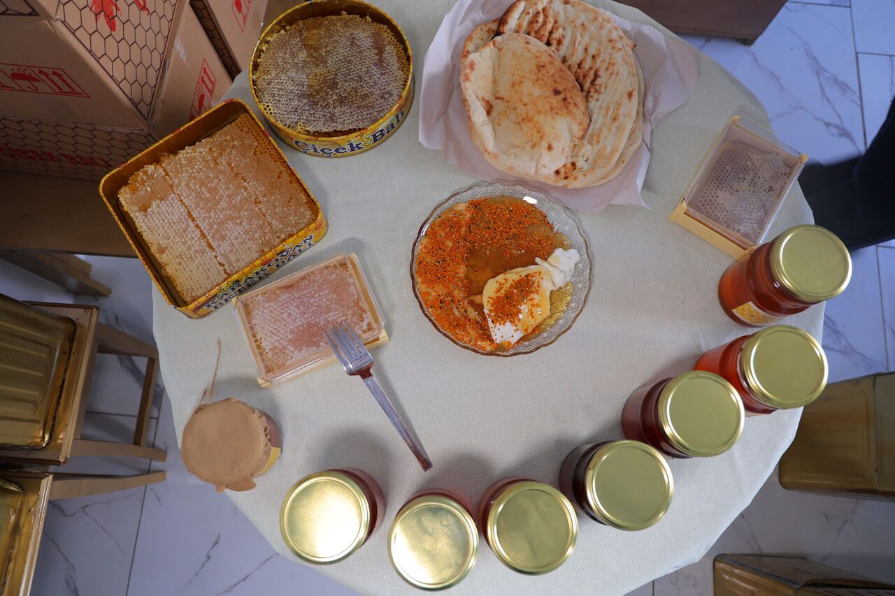 Kahramanmaraşlı Balcı Bella Hadid’i Davet Etti “Balımızın Tadına Baksın” (1)