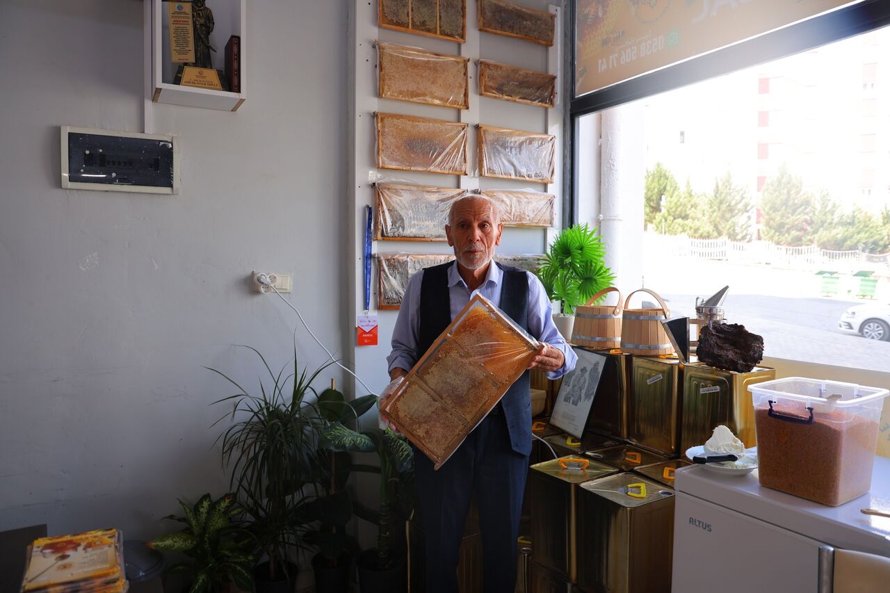 Kahramanmaraşlı Balcı Bella Hadid’i Davet Etti “Balımızın Tadına Baksın” (2)