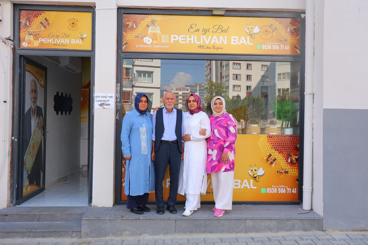 Kahramanmaraşlı Balcı Bella Hadid’i Davet Etti “Balımızın Tadına Baksın” (5)