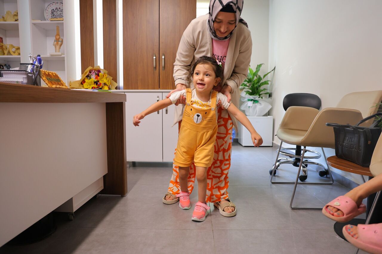 Kahramanmaraş’ta Beyin Felci Tedavisinde Umut 4 Yaşındaki Asel Yeniden Yürüyor (4)