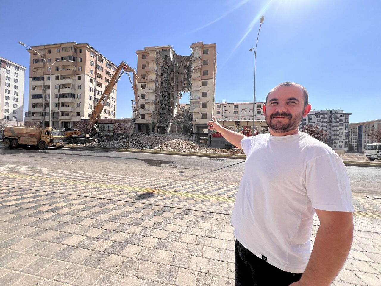 Kahramanmaraş’ta Binanın Ortasında Dev Boşluk! Yıkım Görüntüleri Şaşkına Çevirdi (2)