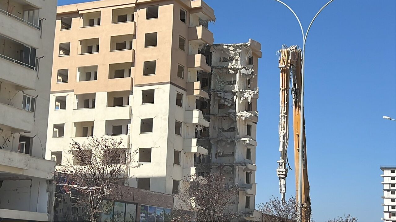 Kahramanmaraş’ta Binanın Ortasında Dev Boşluk! Yıkım Görüntüleri Şaşkına Çevirdi (3)