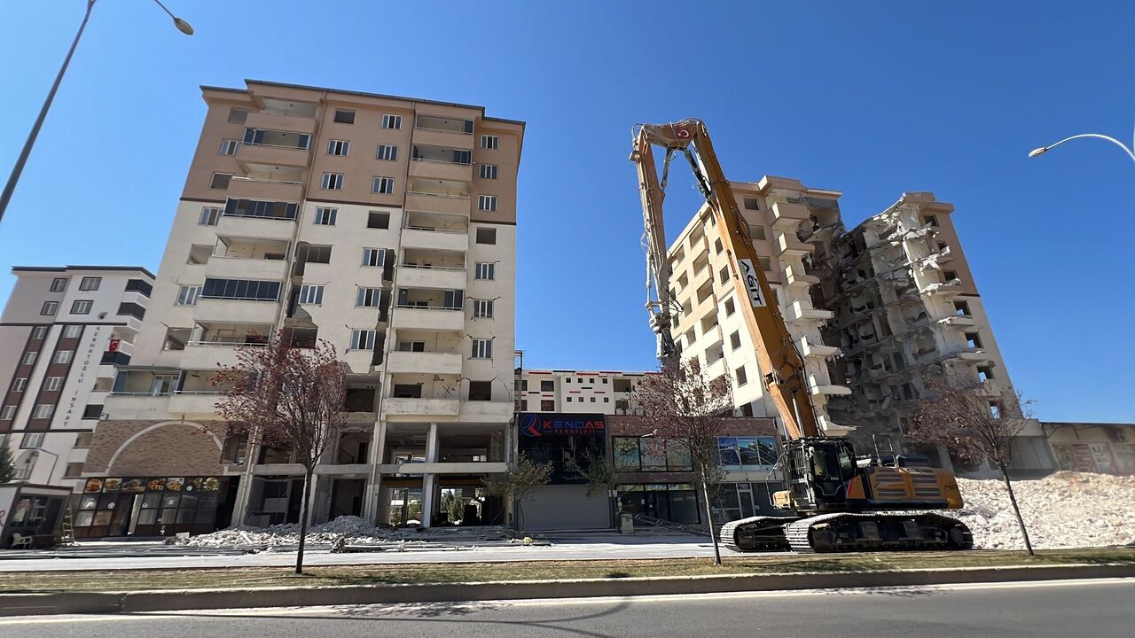 Kahramanmaraş’ta Binanın Ortasında Dev Boşluk! Yıkım Görüntüleri Şaşkına Çevirdi (4)