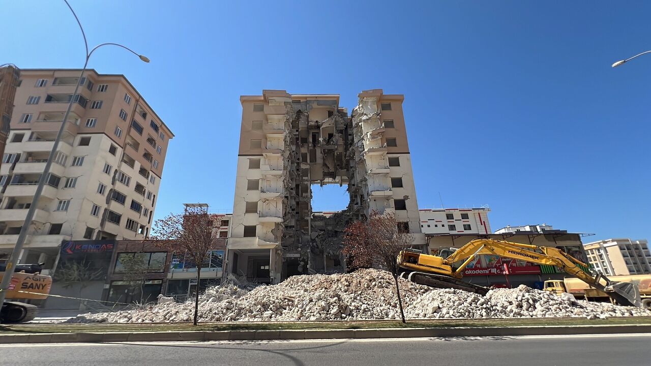Kahramanmaraş’ta Binanın Ortasında Dev Boşluk! Yıkım Görüntüleri Şaşkına Çevirdi (5)