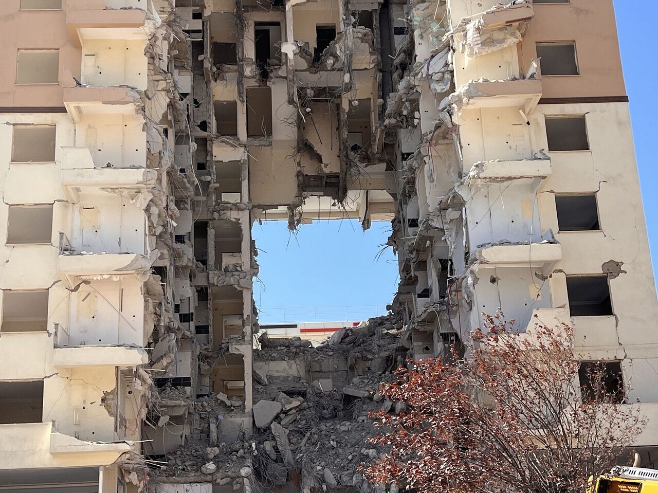 Kahramanmaraş’ta Binanın Ortasında Dev Boşluk! Yıkım Görüntüleri Şaşkına Çevirdi (6)