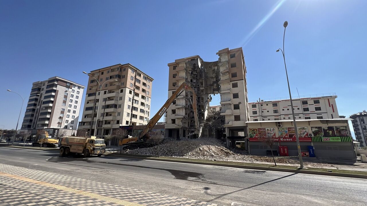 Kahramanmaraş’ta Binanın Ortasında Dev Boşluk! Yıkım Görüntüleri Şaşkına Çevirdi (7)