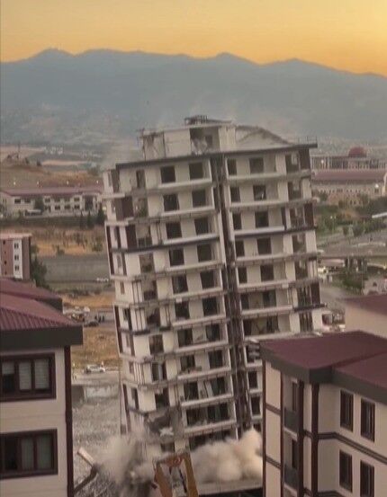 Kahramanmaraş’ta Hasarlı Bina Kontrollü Şekilde Yıkıldı (1)