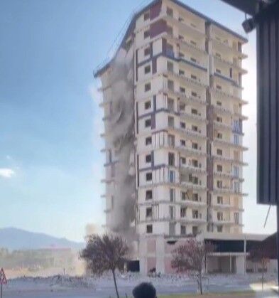 Kahramanmaraş’ta Hasarlı Bina Kontrollü Şekilde Yıkıldı (2)