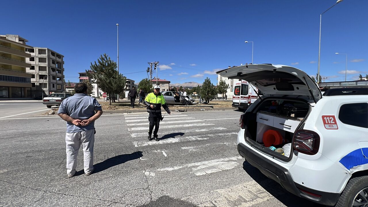 Kahramanmaraş’ta İki Otomobil Çarpıştı 2 Yaralı (4)