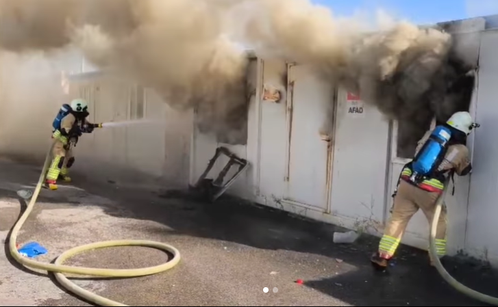 Kahramanmaraş’ta Konteyner Kentte Yangın Çıktı (1)