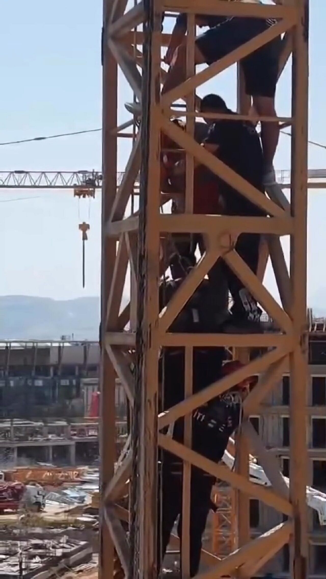 Kahramanmaraş’ta Kule Vinçte Çalışan İşçi Fenalaştı (2)