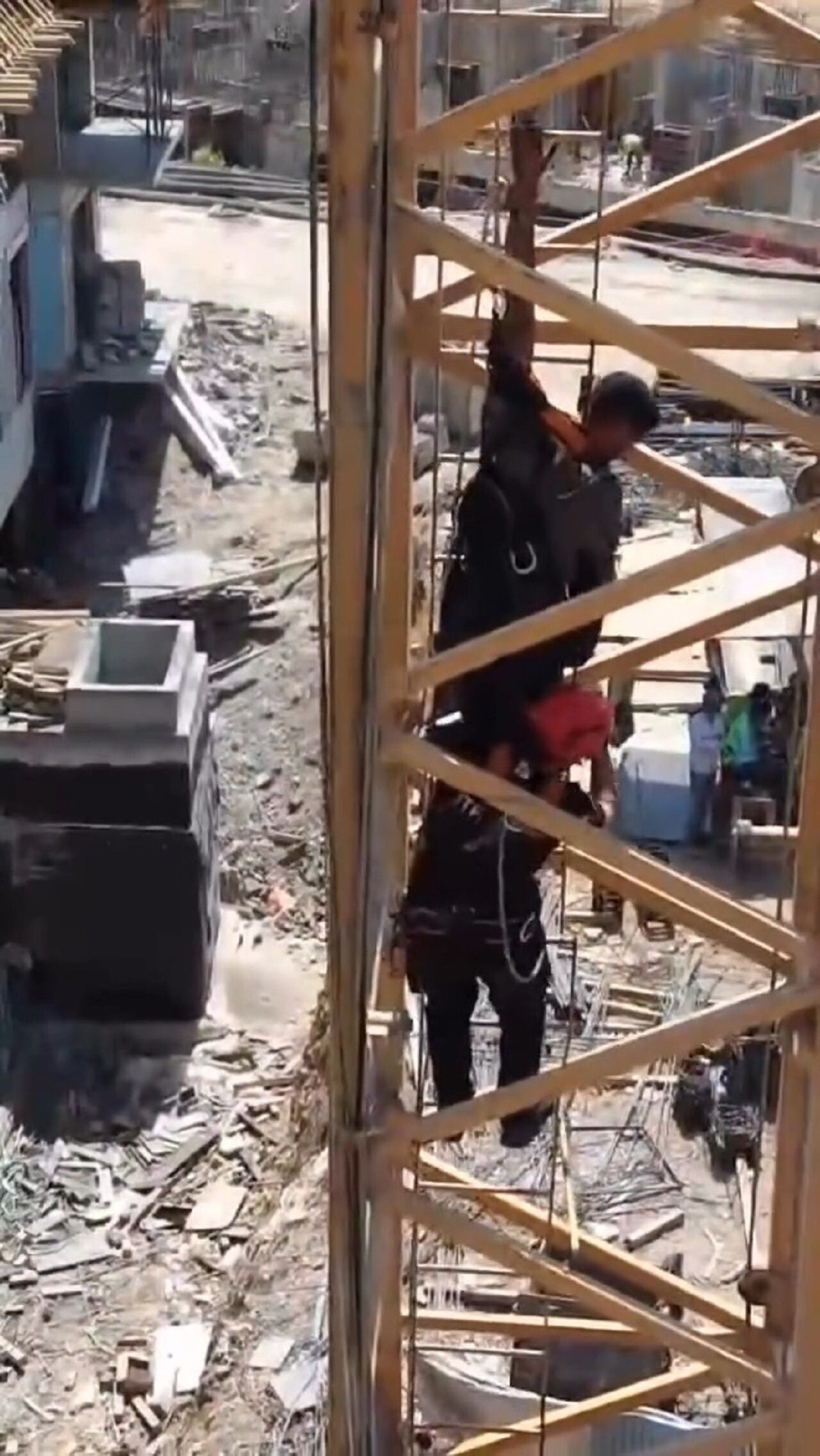 Kahramanmaraş’ta Kule Vinçte Çalışan İşçi Fenalaştı (3)