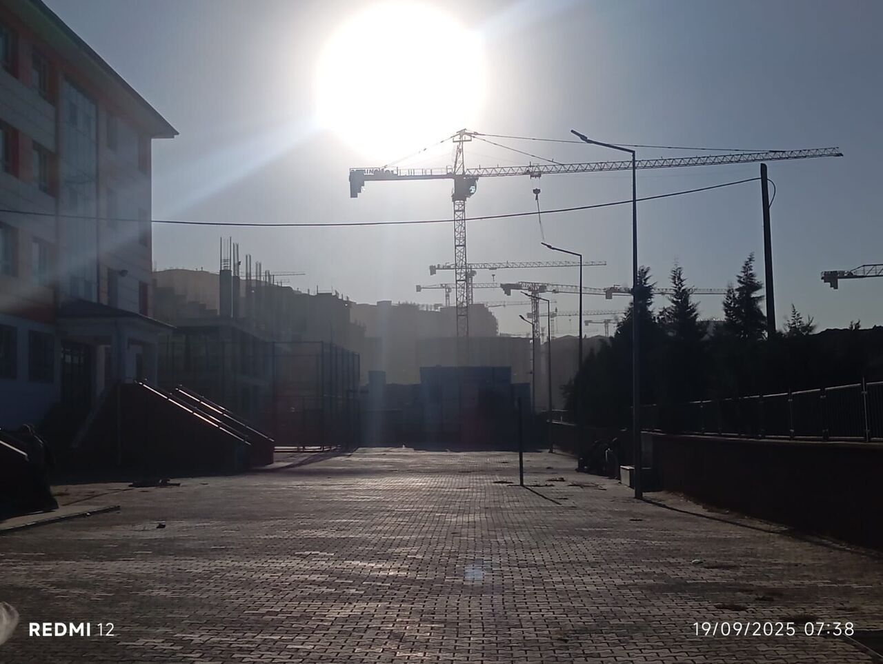 Kahramanmaraş’ta Öğrenciler Toz Duman İçinde Eğitim Görüyor (1)