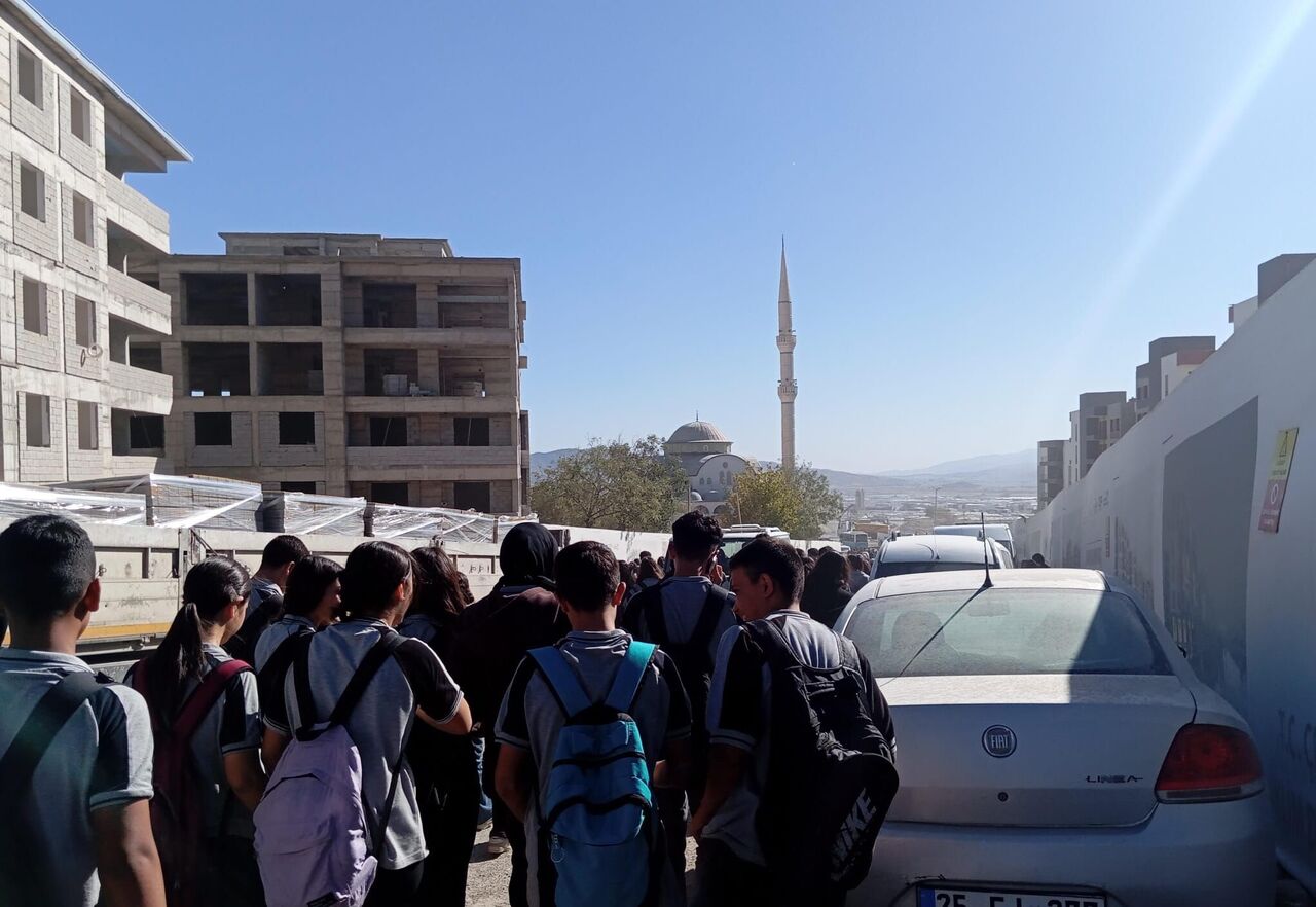 Kahramanmaraş’ta Öğrenciler Toz Duman İçinde Eğitim Görüyor (3)