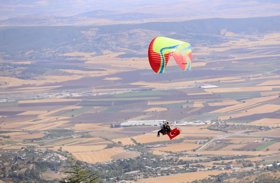 Kahramanmaraş’ta Yamaç Paraşütü Festivali Gökyüzü Rengarenk Oldu (3)
