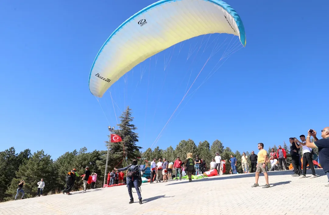 Kahramanmaraş’ta Yamaç Paraşütü Festivali Gökyüzü Rengarenk Oldu (6)
