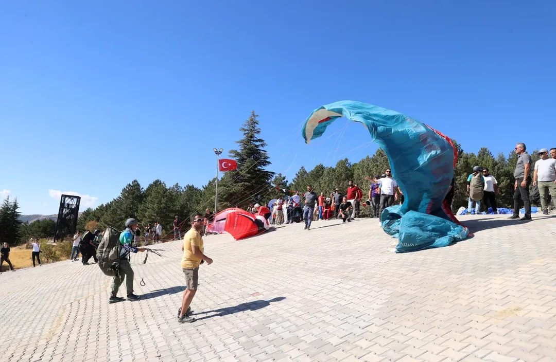 Kahramanmaraş’ta Yamaç Paraşütü Festivali Gökyüzü Rengarenk Oldu (7)