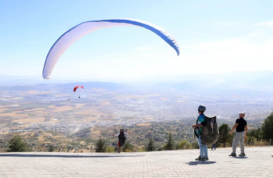 Kahramanmaraş’ta Yamaç Paraşütü Festivali Gökyüzü Rengarenk Oldu (8)