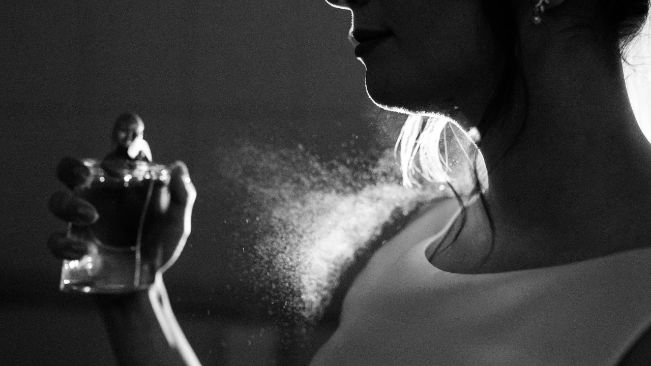 Parfümünüzü Gün Boyu Hissettirmek Istiyorsanız Bu Noktalara Sıkın! (2)