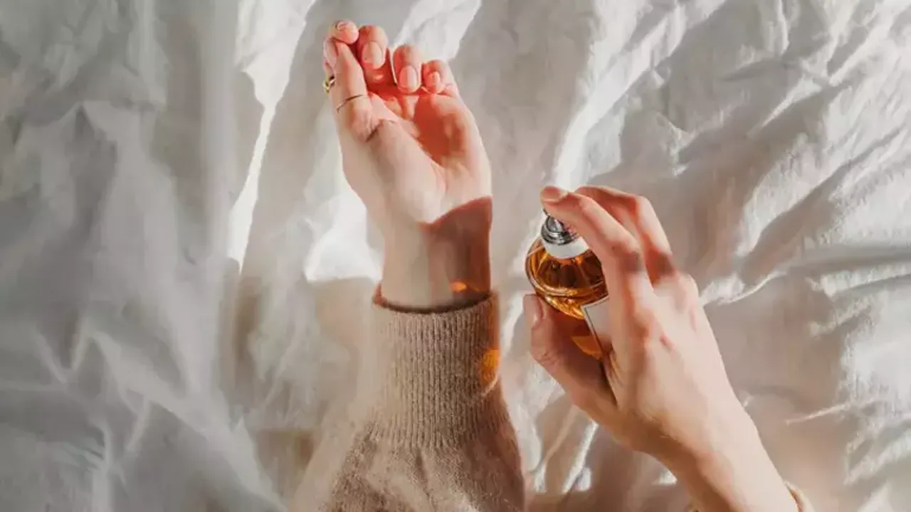 Parfümünüzü Gün Boyu Hissettirmek Istiyorsanız Bu Noktalara Sıkın! (3)