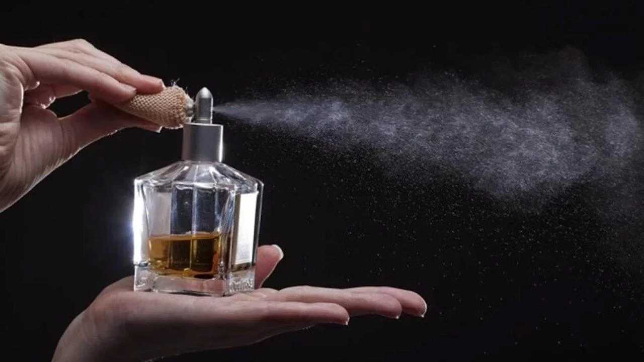 Parfümünüzü Gün Boyu Hissettirmek Istiyorsanız Bu Noktalara Sıkın! (4)