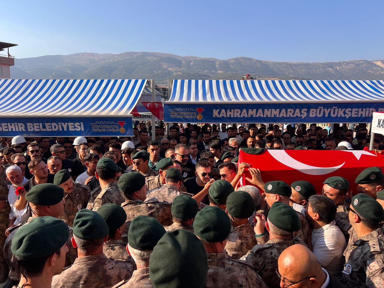 Şehit Özel Harekat Polisi Mustafa Karapınar Kahramanmaraş’ta Son Yolculuğuna Uğurlandı (1)