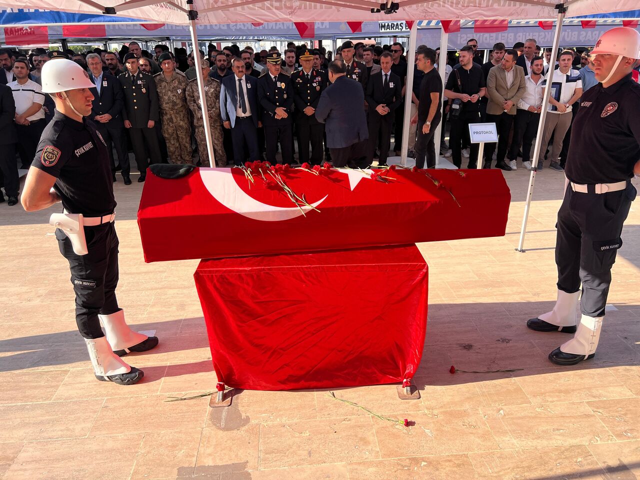 Şehit Özel Harekat Polisi Mustafa Karapınar Kahramanmaraş’ta Son Yolculuğuna Uğurlandı (4)