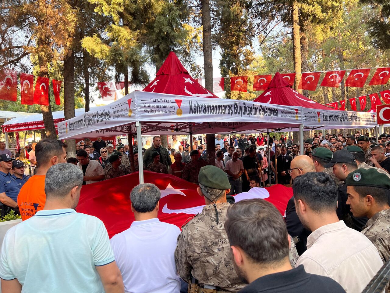 Şehit Özel Harekat Polisi Mustafa Karapınar Kahramanmaraş’ta Son Yolculuğuna Uğurlandı (8)