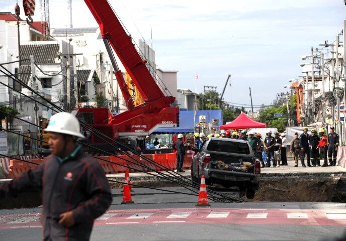 Tayland’da Yol Çöktü, 50 Metrelik Çukur Oluştu, Tahliyeler Başladı (1)