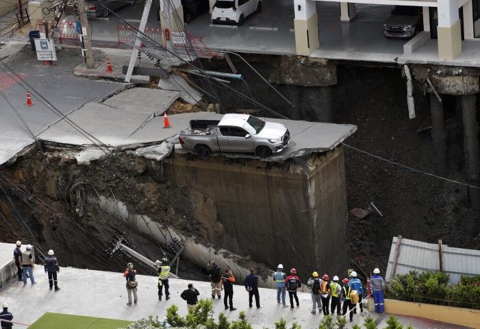 Tayland’da Yol Çöktü, 50 Metrelik Çukur Oluştu, Tahliyeler Başladı (2)