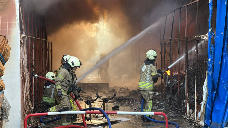 Yangın İş Yerlerini Vurdu Çok Sayıda Dükkan Kullanılamaz Hale Geldi (1)