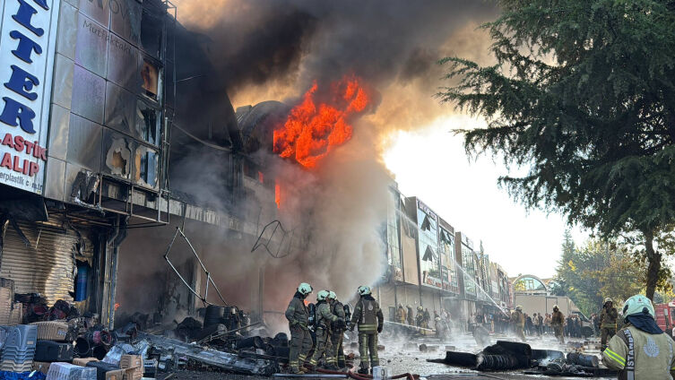 Yangın İş Yerlerini Vurdu Çok Sayıda Dükkan Kullanılamaz Hale Geldi (2)