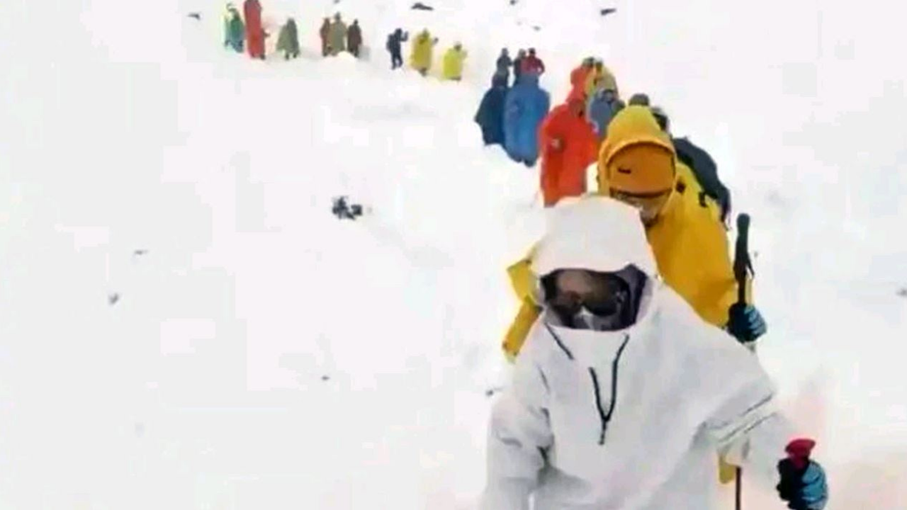 Everest’te Kar Fırtınasında Mahsur Kalan Bin Dağcı Kurtarıldı mı? Ölü veya Yaralı Var mı?