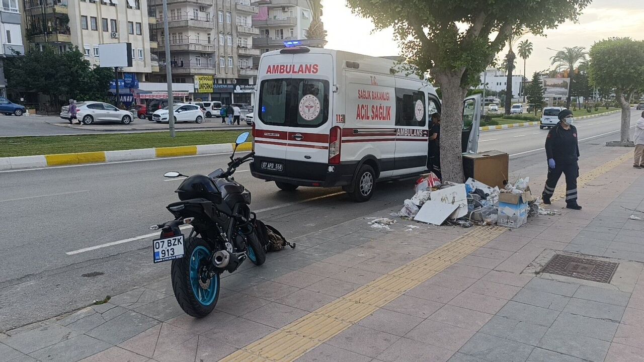 Devrilen Motosikletle Metrelerce Sürüklenen Sürücü Hastaneye Gönderildi