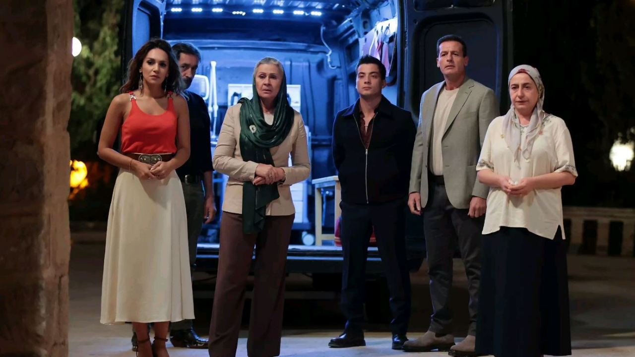 Uzak Şehir Dizisinden Hangi Oyuncu Ayrıldı? Sosyal Medya Ayağa Kalktı!