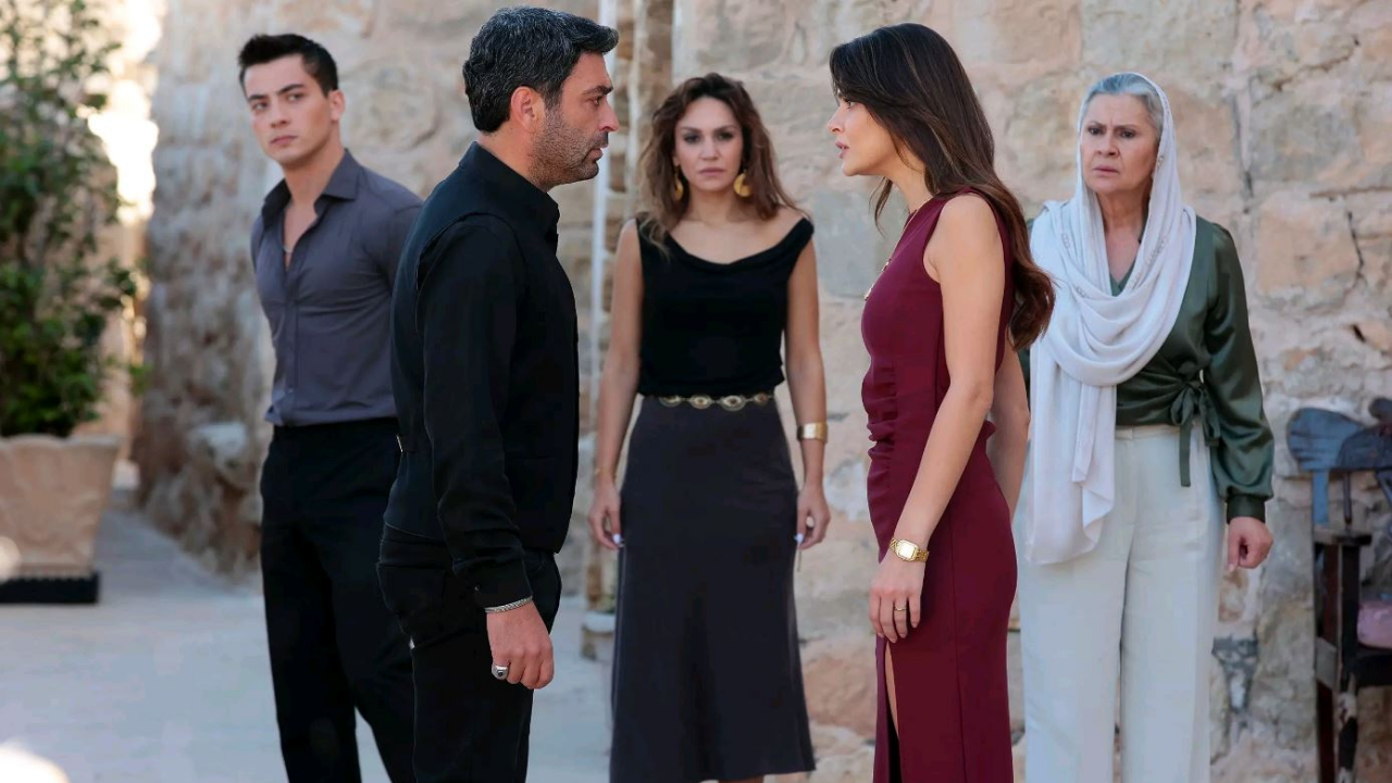 Uzak Şehir Dizisinden Hangi Oyuncu Ayrıldı? Sosyal Medya Ayağa Kalktı!-1