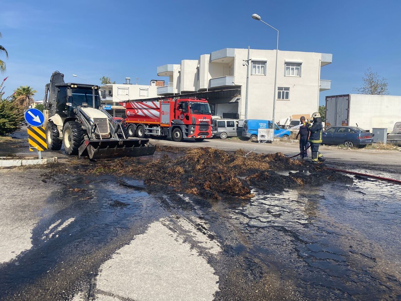 Antalya’da Seyir Halindeki Traktörün Römorkunda Saman Alev Alev Yandı