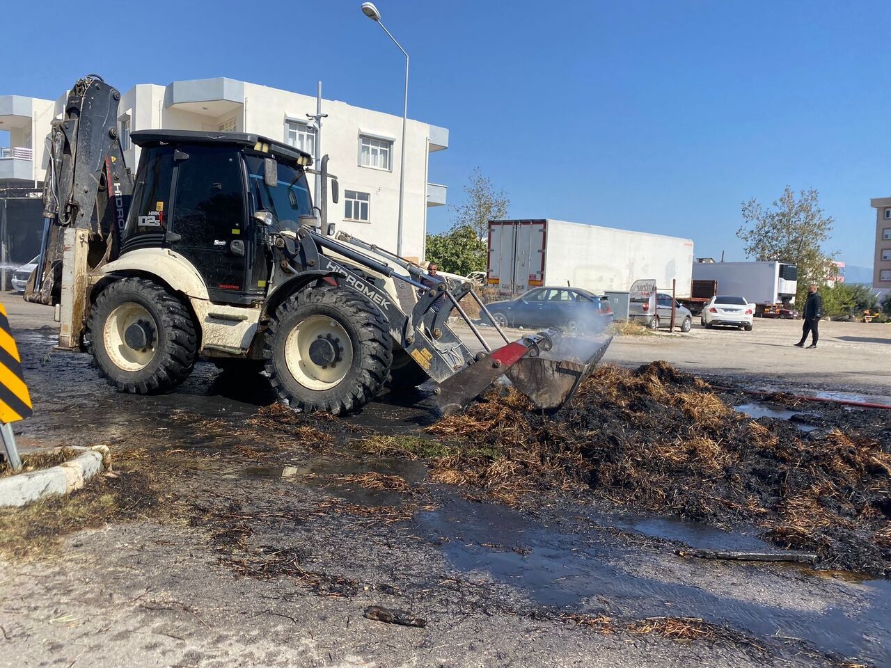 Antalya’da Seyir Halindeki Traktörün Römorkunda Saman Alev Alev Yandı