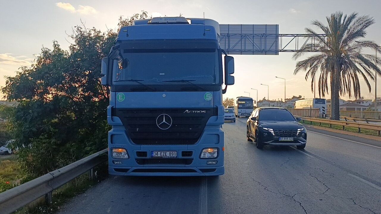 D-400’te Kaza Alarmı: Kamyon Tır’a Çarptı, Trafik Durma Noktasına Geldi