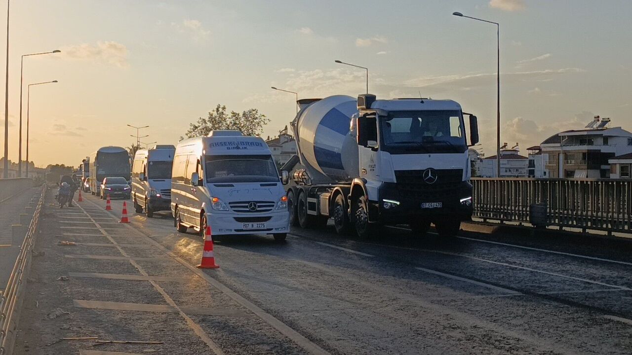 D-400’te Kaza Alarmı: Kamyon Tır’a Çarptı, Trafik Durma Noktasına Geldi