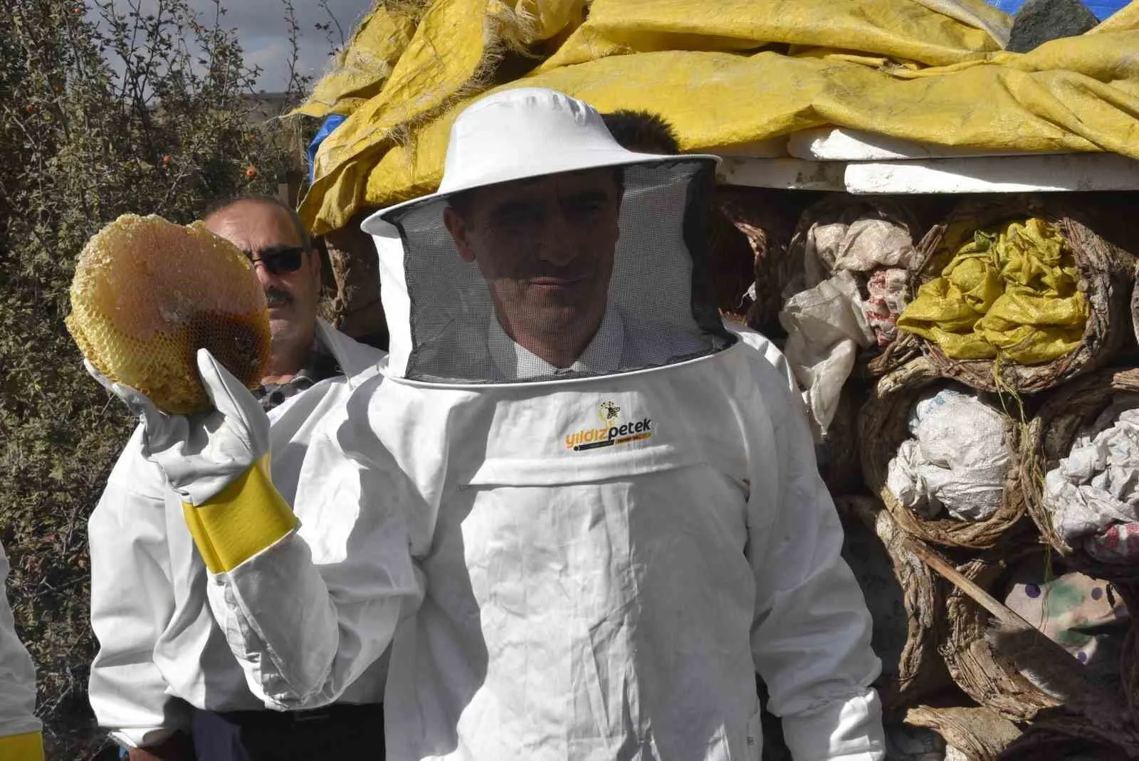 Bitlis Valisi Karakaya Dunyaca Unlu Karakovan Balinin Hasadini Yapti Isindetayi