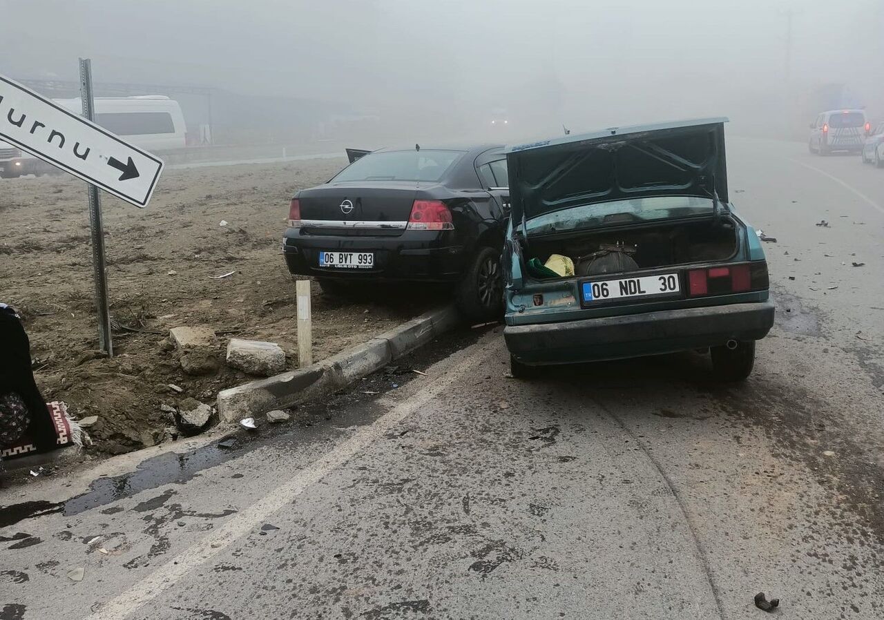 Mudurnu Kavşağında Çarpışma: 1’i Bebek 4 Kişi Yaralandı