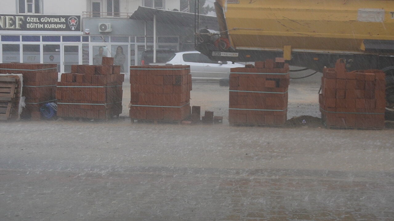 Kahramanmaraş’ta Cadde Ve Sokaklar Sular Altında Kaldı (2)