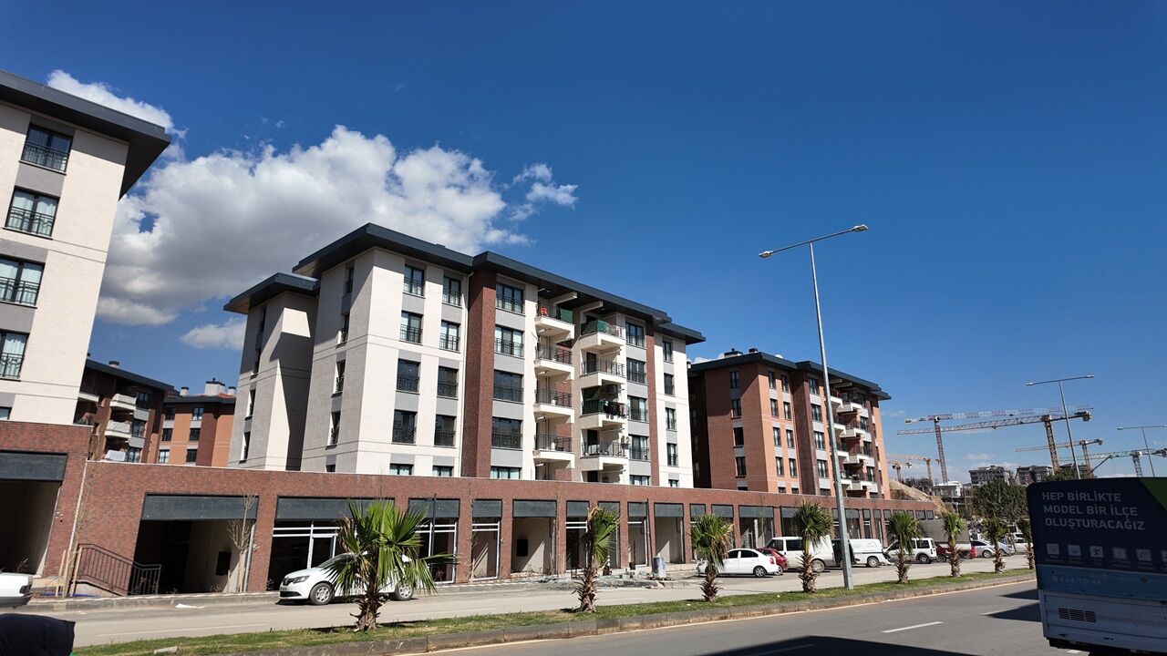 Kahramanmaraş’ta Depremzede Esnaf Yeni Dükkânına Taşındı (1)