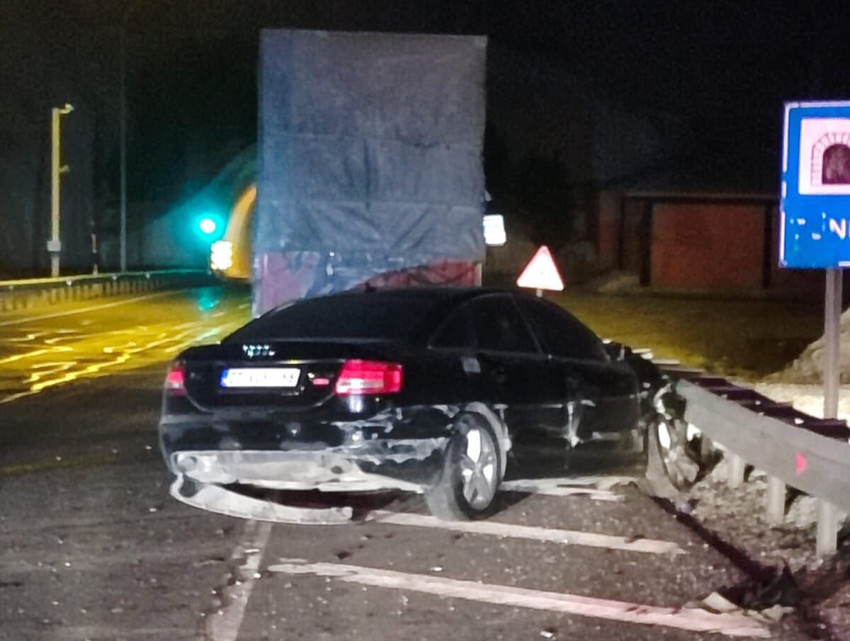 Kahramanmaraş’ta Otomobil Bariyerlere Çarptı 2 Yaralı (1)