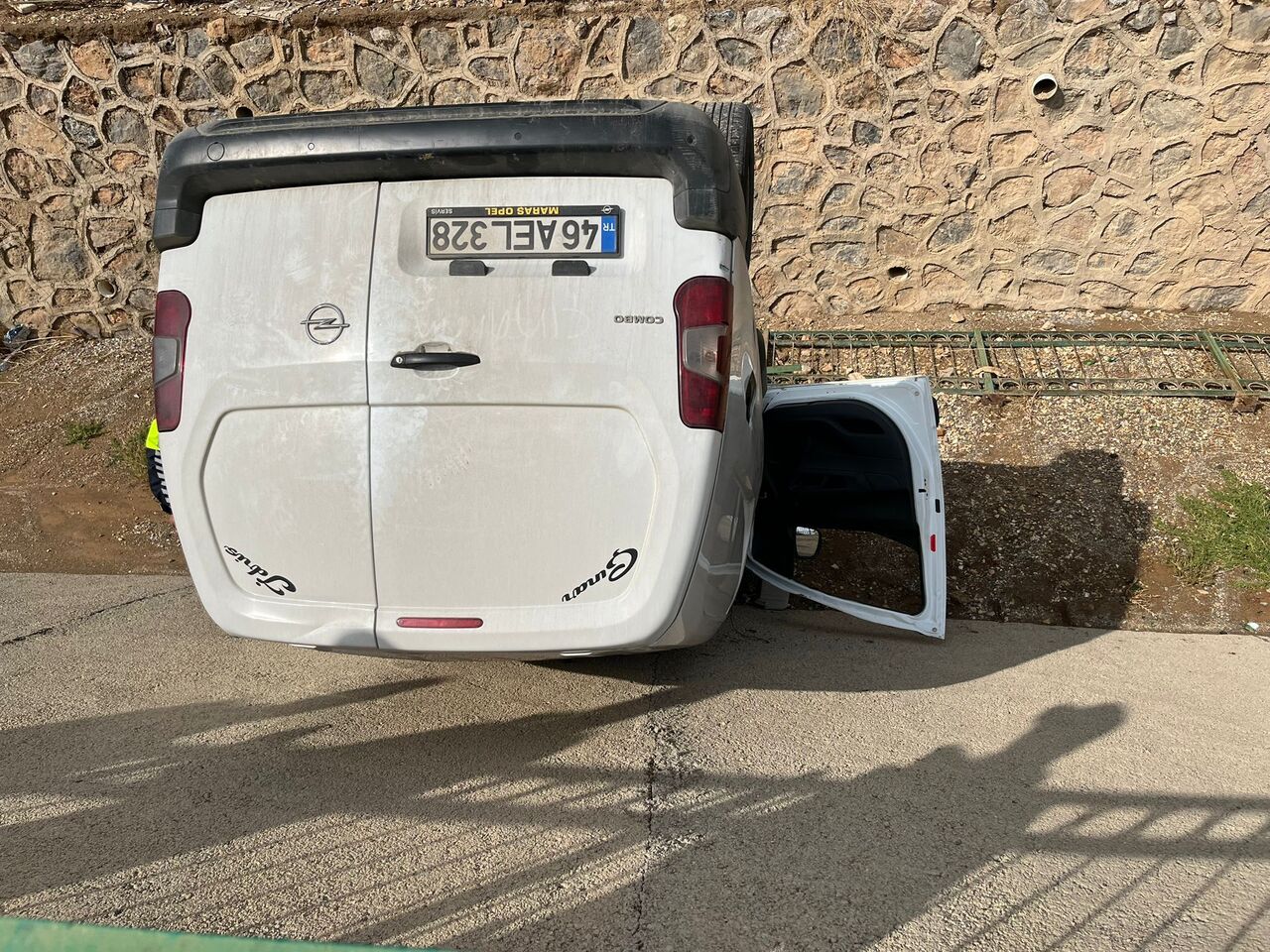 Kahramanmaraş’ta Otomobil Ile Çarpışan Hafif Ticari Araç Kanala Düştü 1 Yaralı (3)