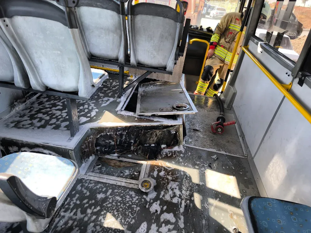 Kahramanmaraş'ta Seyir Halindeki Halk Otobüsünde Yangın Çıktı (2)