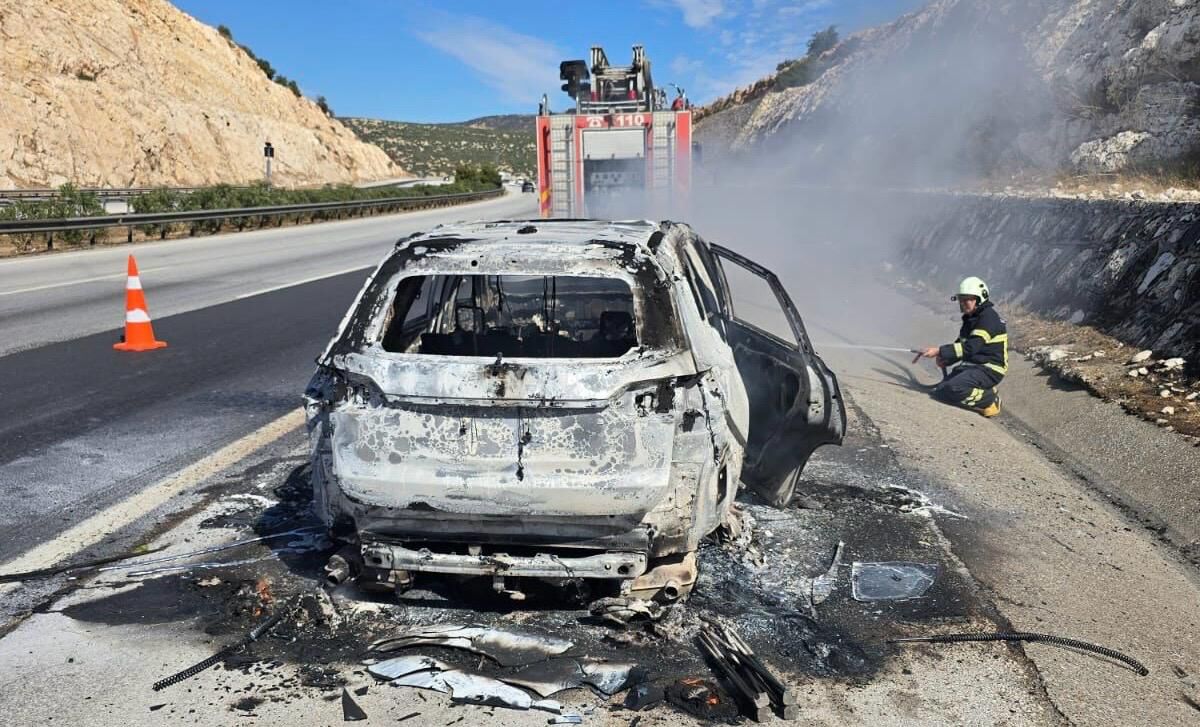 Kahramanmaraş’ta Seyir Halindeki Otomobil Yandı (3)