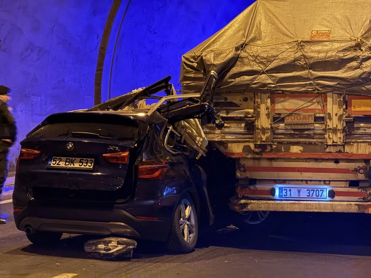 Kahramanmarasta Tira Carpan Suv Tipi Aractaki 1 Kisi Oldu 4 Kisi Yaralandi